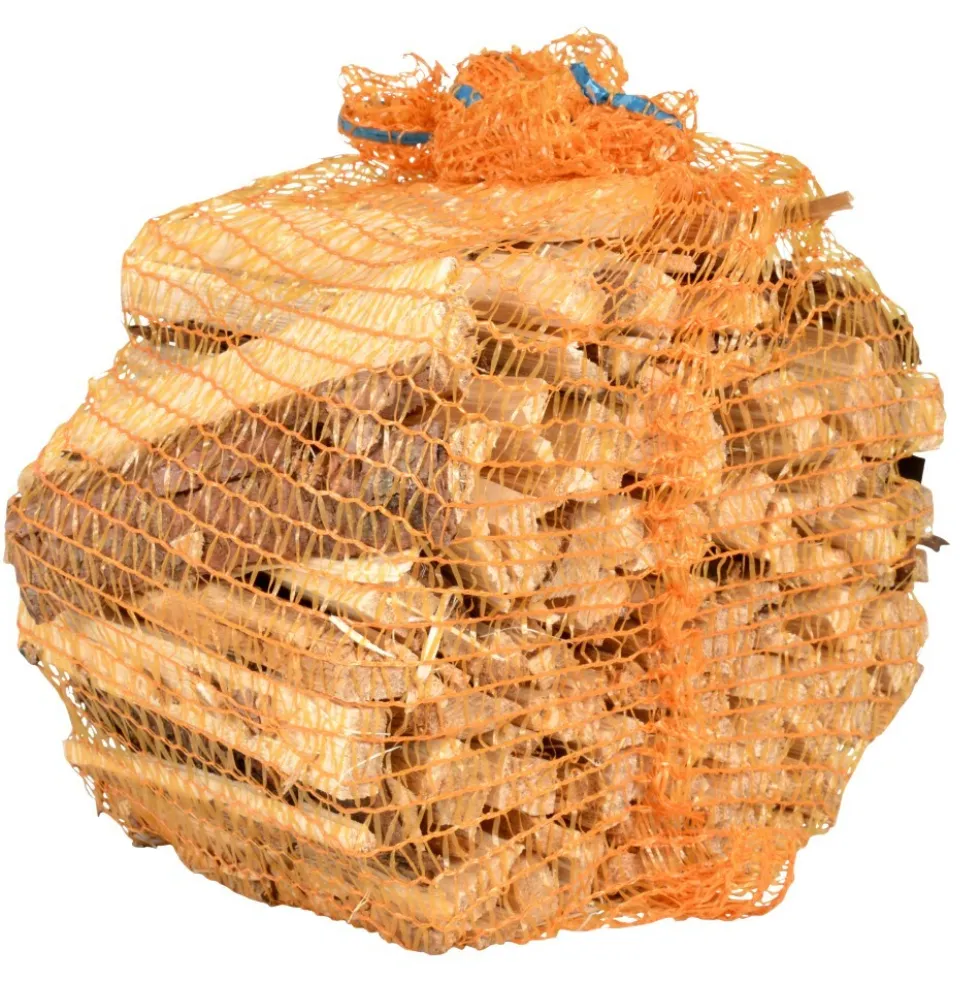 Anfeuerholz aus Mischholz im Netz, abgepackt zu 5 dm³