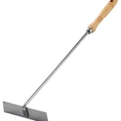 Feuerkratzer aus Stahl mit Holzgriff