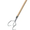 Grubber aus Metall mit Holzstiel