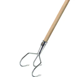 Grubber aus Metall mit Holzstiel