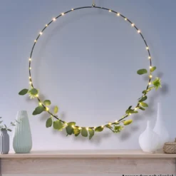 LED-Kranz Ø 62 cm aus Metall mit 45 LEDs und Deko