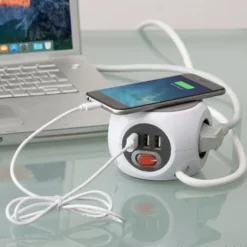 Steckdosenwürfel mit USB-Anschlüssen weiß